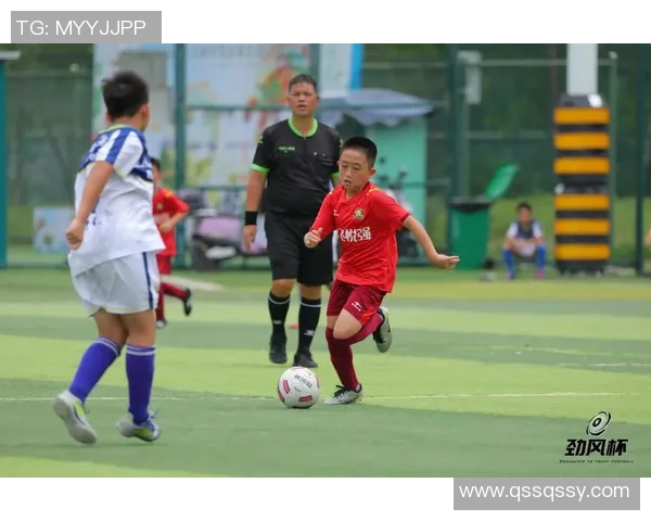 足球大男孩的梦想之路：从校园到职业联赛的成长故事